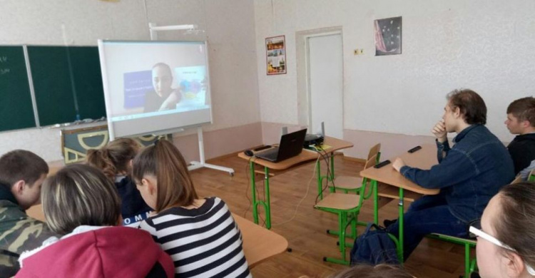 Специалисты из Авдеевки провели дистанционный урок