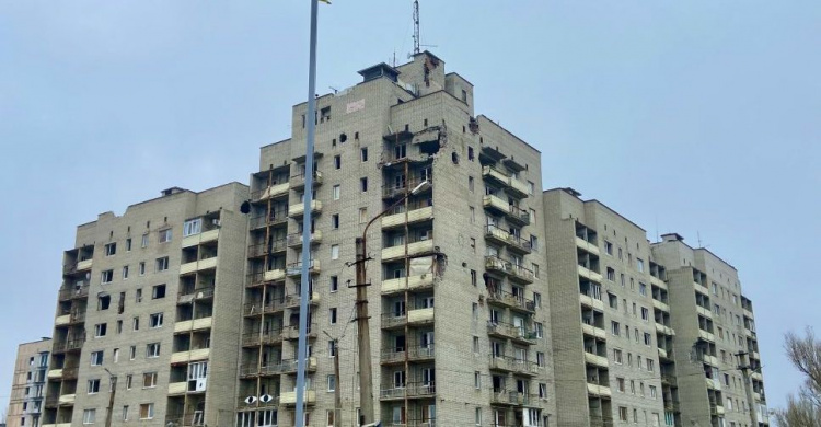 В Авдеевке благоустроили территорию возле главного флагштока (ФОТОФАКТ)