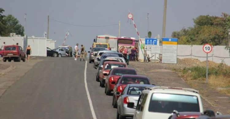 На КПВВ фиксируют большое скопление транспорта