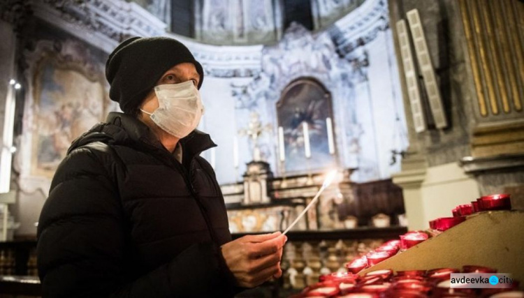 Пасхальные службы пройдут с открытыми дверями и без целования святынь
