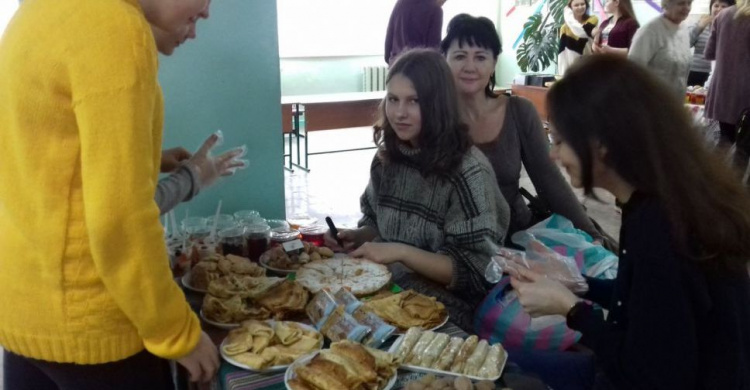 В одной из школ Авдеевки устроили вкусную ярмарку