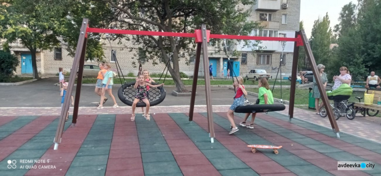 На новой детской площадке, подаренной городу Метинвестом, кипит жизнь (ФОТОФАКТ)