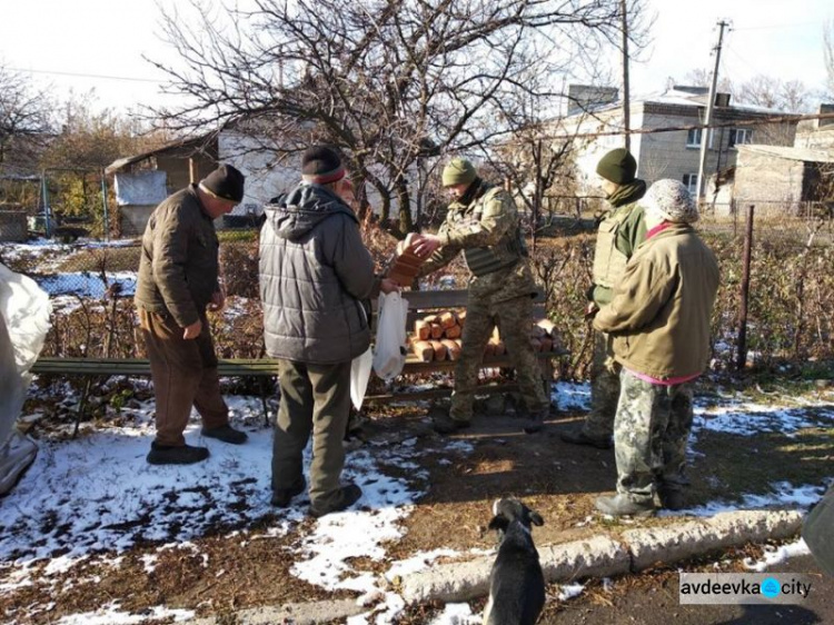 Авдеевские "симики" доставили мирным жителям  хлеб и теплые вещи, а военным – маскировочную сетку