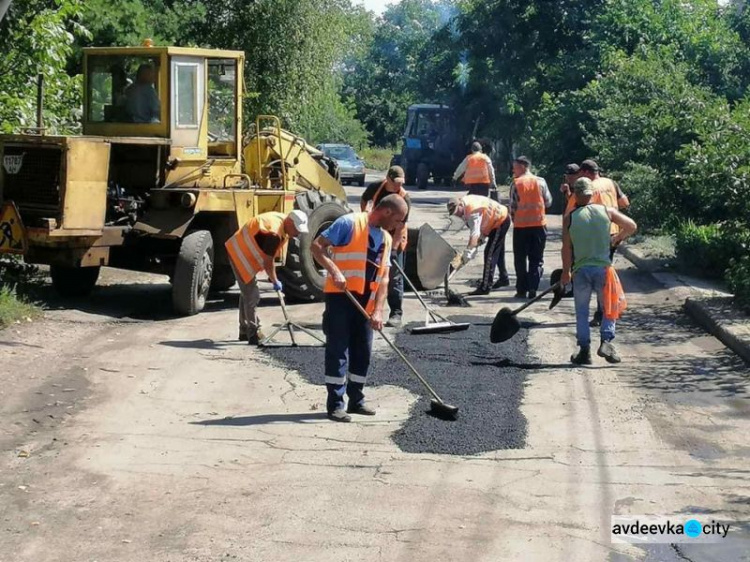 В старой части города коммунальщики выполняют ямочный ремонт автодорог