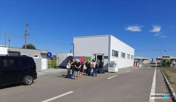 Миссия «Пролиска» продолжает поддерживать людей, ожидающих коридор для прохода не неподконтрольную территорию