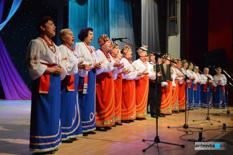 Прекрасной половине Авдеевки подарили большой весенний концерт (ФОТО)