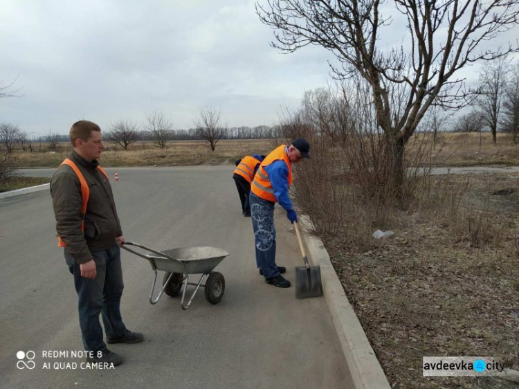 Авдеевские коммунальщики наводят чистоту в городе (ФОТОФАКТ)