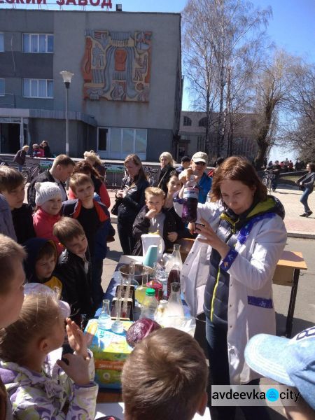 В Авдеевке кормили особенной кашей, слушали Жадана, учились рисовать и проводили опыты (ФОТО)