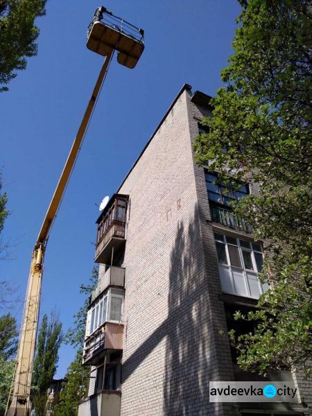 В Авдеевке продолжаются ремонтные работы:фотофакт