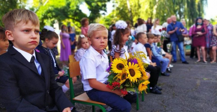 В Авдеевке прошли торжественные мероприятия для первоклашек и будущих выпускников (ФОТО)