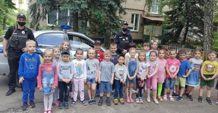 Авдіївські поліцейські розказали малюкам про правила безпеки дорожнього руху