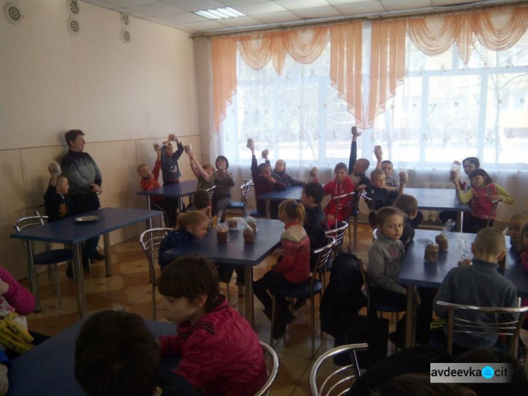 Авдеевские «симики» развозили куличи, пособия и детей (ФОТО)