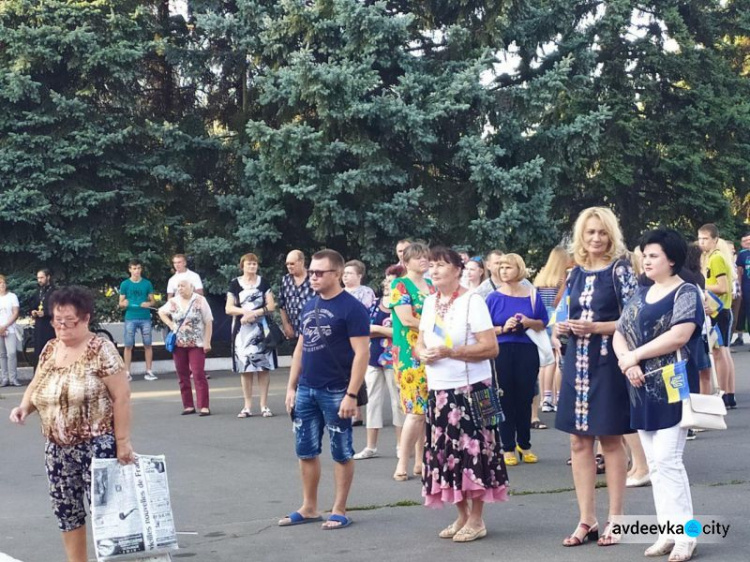 День независимости в Авдеевке: награждения, метания красок и концерт (ФОТОРЕПОРТАЖ)