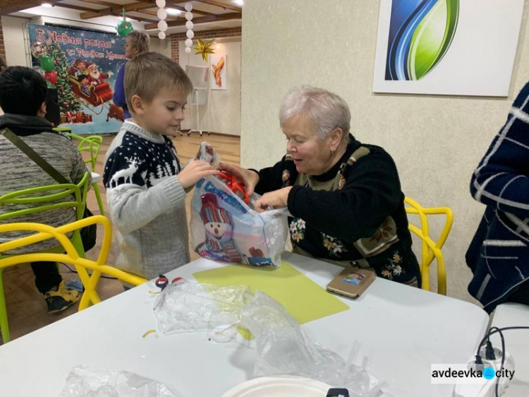 Новогодние подарки и вера в чудеса: «Платформа» порадовала детей праздничным мастер-классом