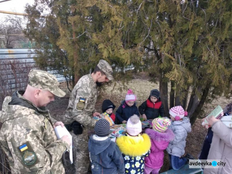 Авдеевские «симики» сообщили, что дети и военные получили помощь (ФОТО)