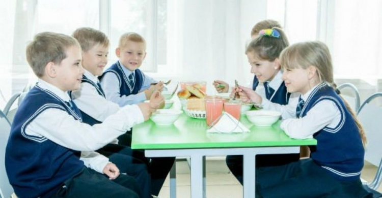 Детей переселенцев в школах и садах Авдеевки будут кормить бесплатно