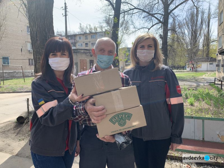 Одинокие ветераны-коксохимики получили продуктовые наборы от Метинвеста и Фонда Вадима Новинского