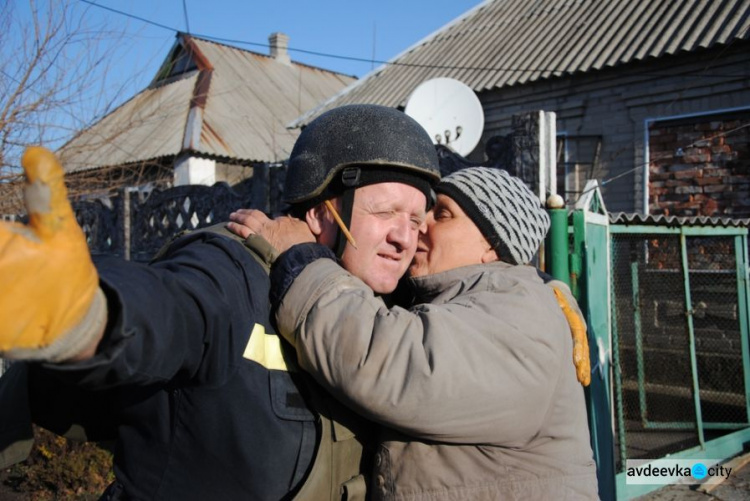 Демонтаж и установка: спасатели возрождают дома в Авдеевке (ФОТО)