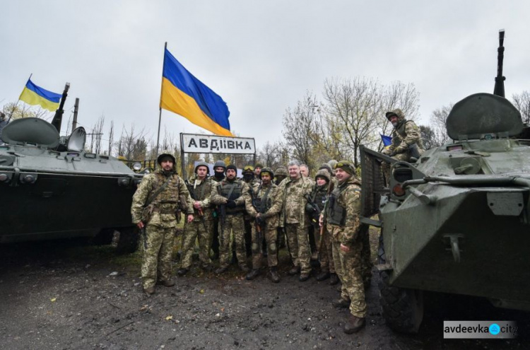 Порошенко в Авдеевке поблагодарил воинов за службу (ФОТО + ВИДЕО)