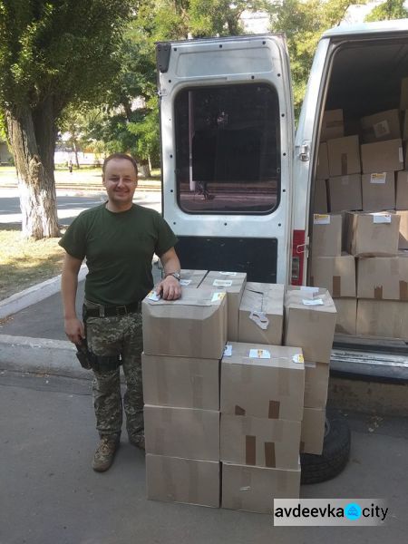 "Симики" помогли доставить в прифронтовую зону гуманитарку, воду и прессу (ФОТО)