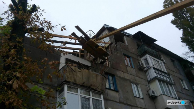 В Авдеевке восстанавливают многоэтажку, пострадавшую от обстрела (ФОТО)
