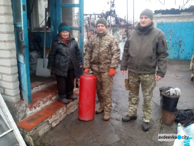Елки, открытки, хлеб и информация: авдеевские «симики» поддержали военных и гражданских (ФОТО)
