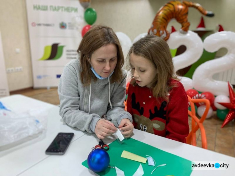 Новогодние подарки и вера в чудеса: «Платформа» порадовала детей праздничным мастер-классом