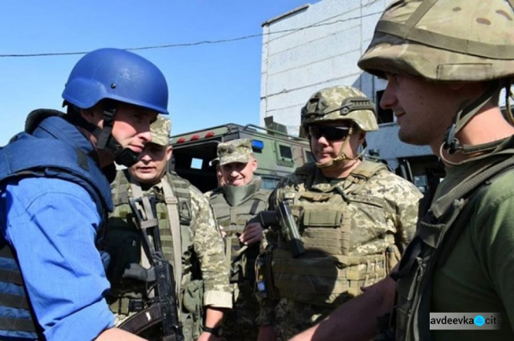 Британский министр обороны посетил зону ООС (ФОТО)