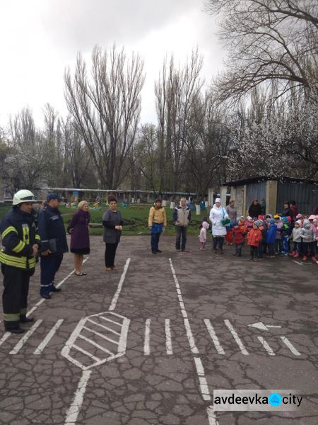 В Авдеевке эвакуировали более 130 детей: появились фото