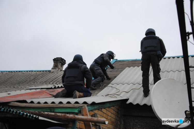 Спасатели дом за домом восстанавливают пострадавшую от обстрелов Авдеевку (ФОТО)