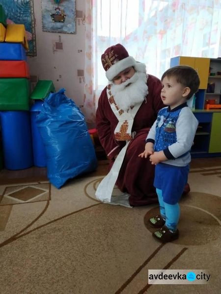 Детям из Авдеевки и еще трех прифронтовых населенных пунктов  устроили новогоднее чудо  (ФОТО)