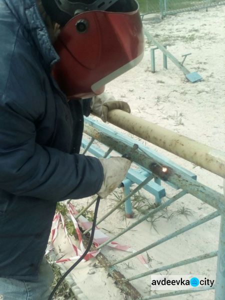 В Авдеевке проверяли скважины и ремонтировали детские площадки