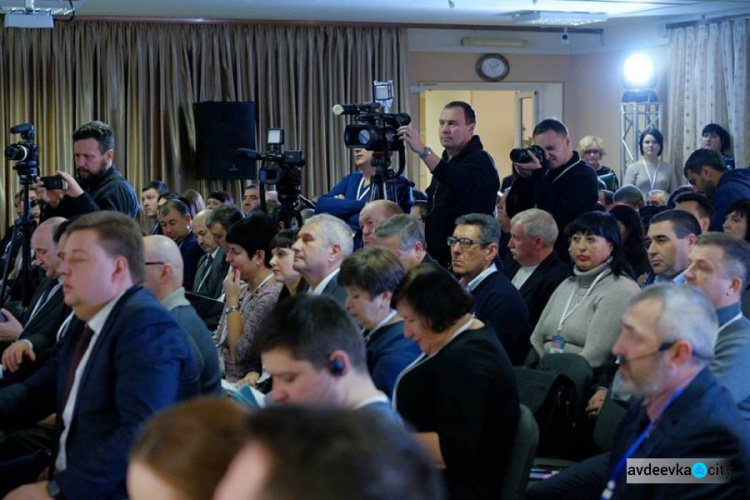 В Донецкой области открыл работу большой форум по вопросам децентрализации (ФОТО)