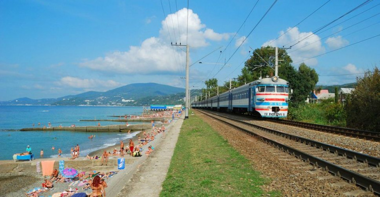 Укрзалізниця відкрила продаж на 22 літні поїзди до моря