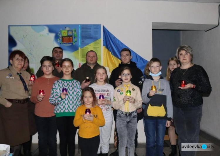 У День пам'яті жертв голодоморів в Авдіївці запалили свічки
