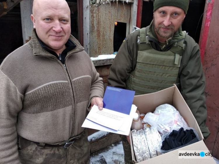 Открытки, обереги и лакомства:  авдеевские "симики" доставили бойцам подарки от детей и волонтеров (ФОТО)