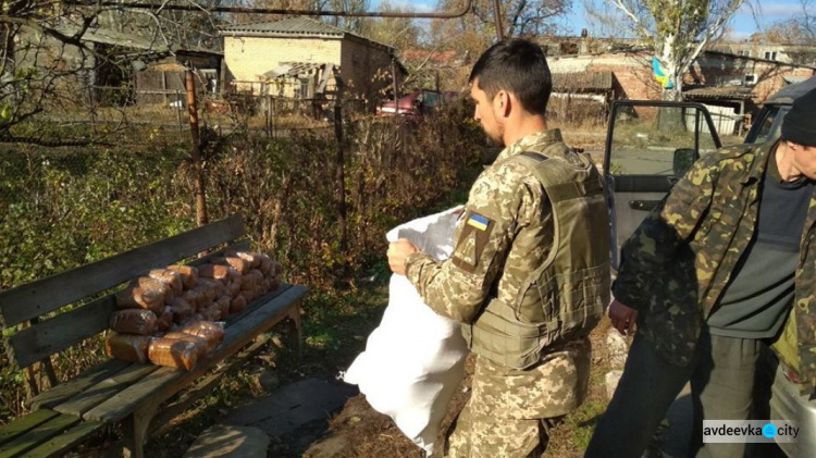 Авдеевские "симики" доставили в больницу хирургические нити, а в прифронтовые поселки – хлеб и воду