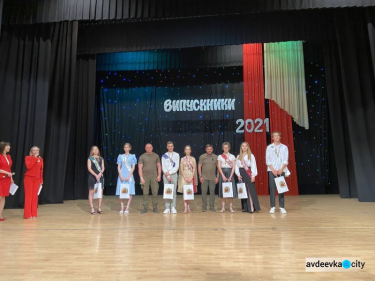 Состоялся первый в истории Авдеевки грандиозный, общегородской выпускной бал для старшеклассников