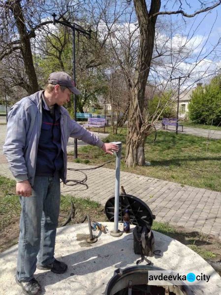 В Авдеевке проверяли скважины и ремонтировали детские площадки