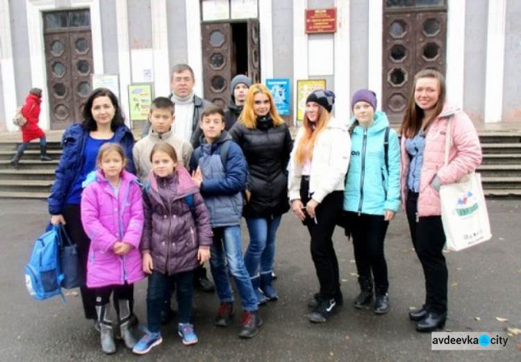 Дети из Авдеевки сыграли в брейн-ринг и получили фирменные рюкзаки ЮНИСЕФ