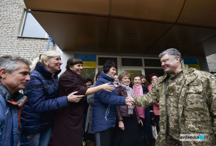 Порошенко в Авдеевке поблагодарил воинов за службу (ФОТО + ВИДЕО)