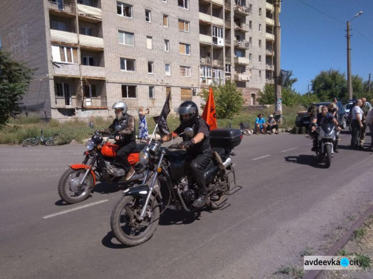 Авдеевка: состоялся мини-концерт и запуск флага-рекордсмена (ФОТО+ВИДЕО)