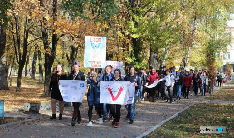 В Авдеевке маршем протестовали против торговли людьми (ФОТО)