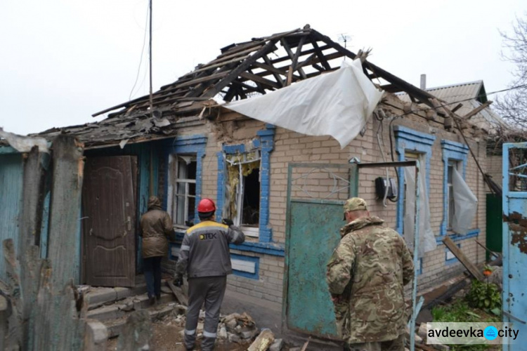 В старой части Авдеевки идут аварийно-восстановительные работы после обстрела