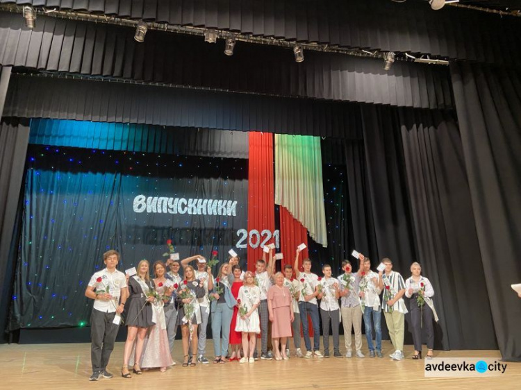 Состоялся первый в истории Авдеевки грандиозный, общегородской выпускной бал для старшеклассников