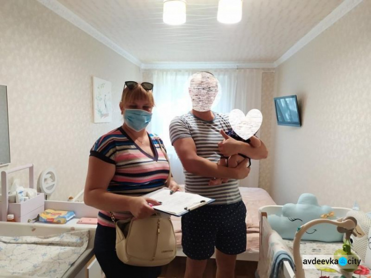 Фахівці Центру соціальних служб перевірили авдіївських батьків  щодо цільового використання допомоги при народженні  дитини