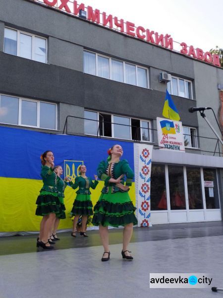 День независимости в Авдеевке: награждения, метания красок и концерт (ФОТОРЕПОРТАЖ)