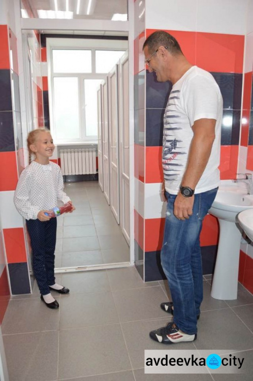 В Авдеевке с помощью АКХЗ обновляют объекты образования (ФОТО)