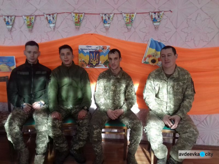 Школьники Авдеевки поздравили защитников Украины (ФОТО)