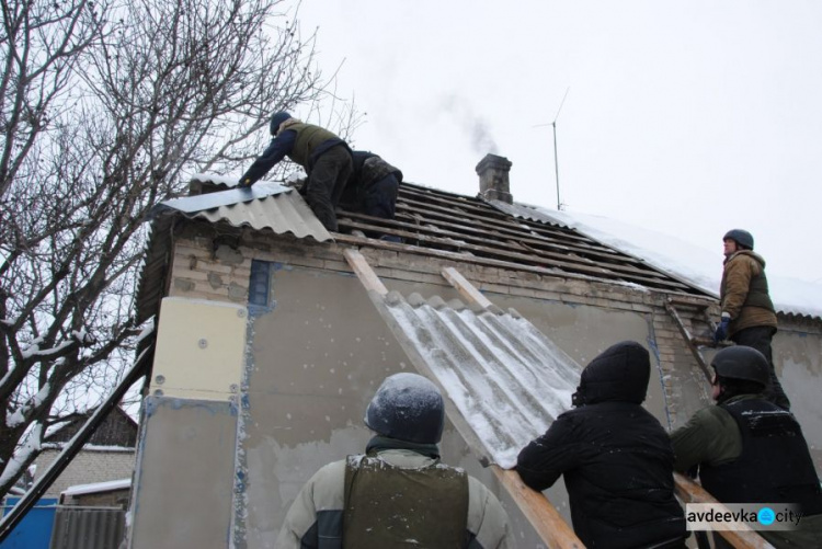 В Авдеевке восстанавливали поврежденные обстрелами дома на двух улицах (ФОТО)